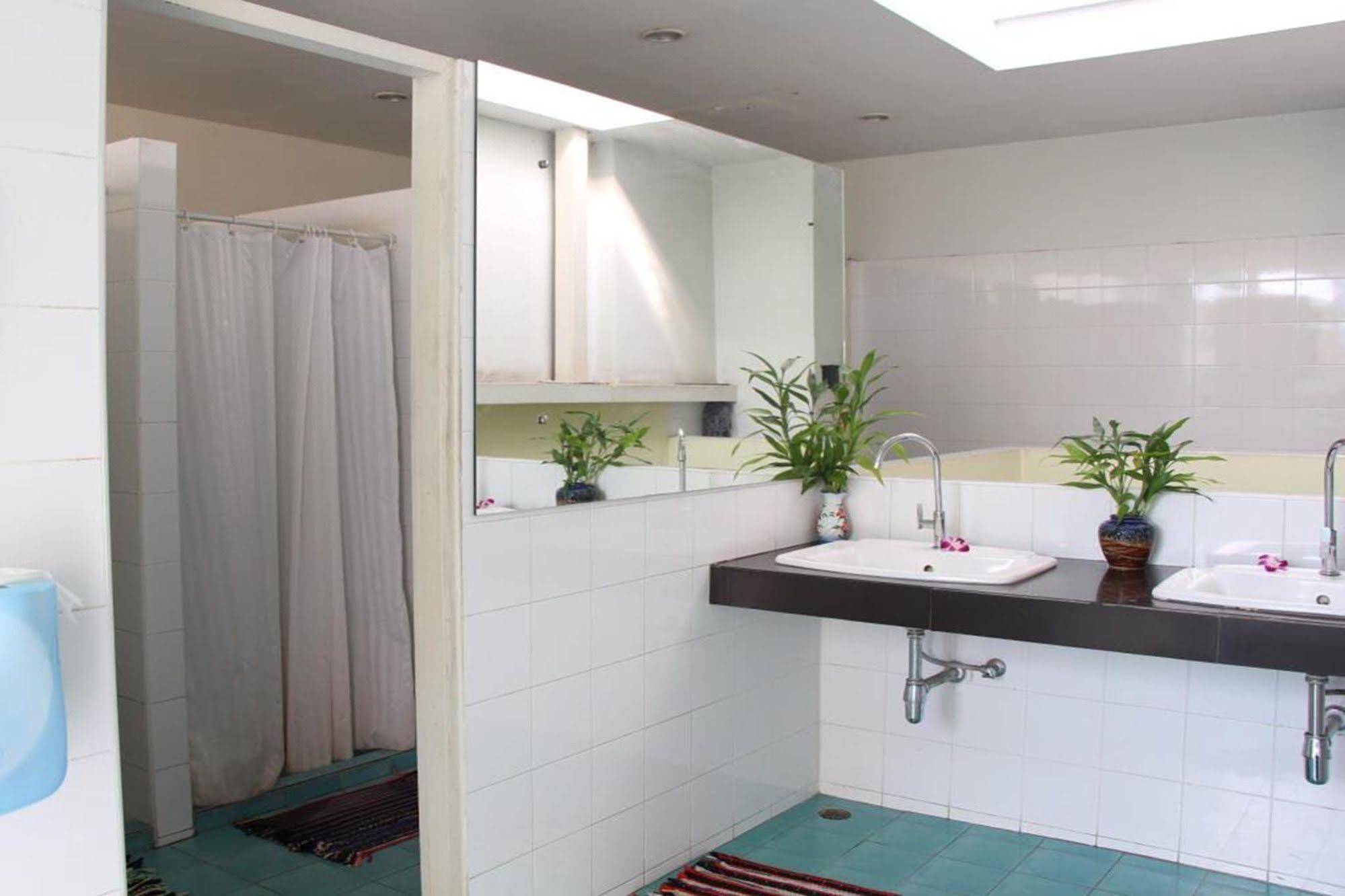 Oyo 1054 Phuket Backpacker Hostel Exterior foto