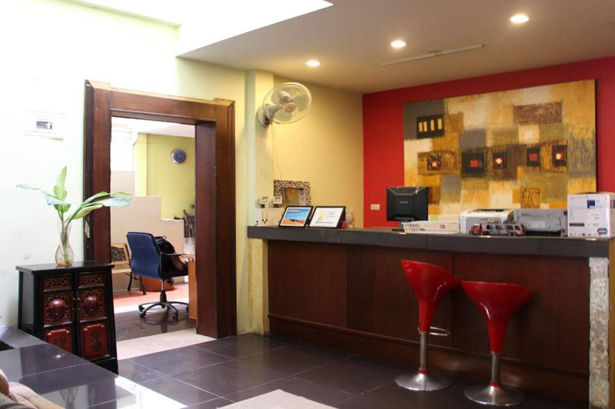 Oyo 1054 Phuket Backpacker Hostel Exterior foto
