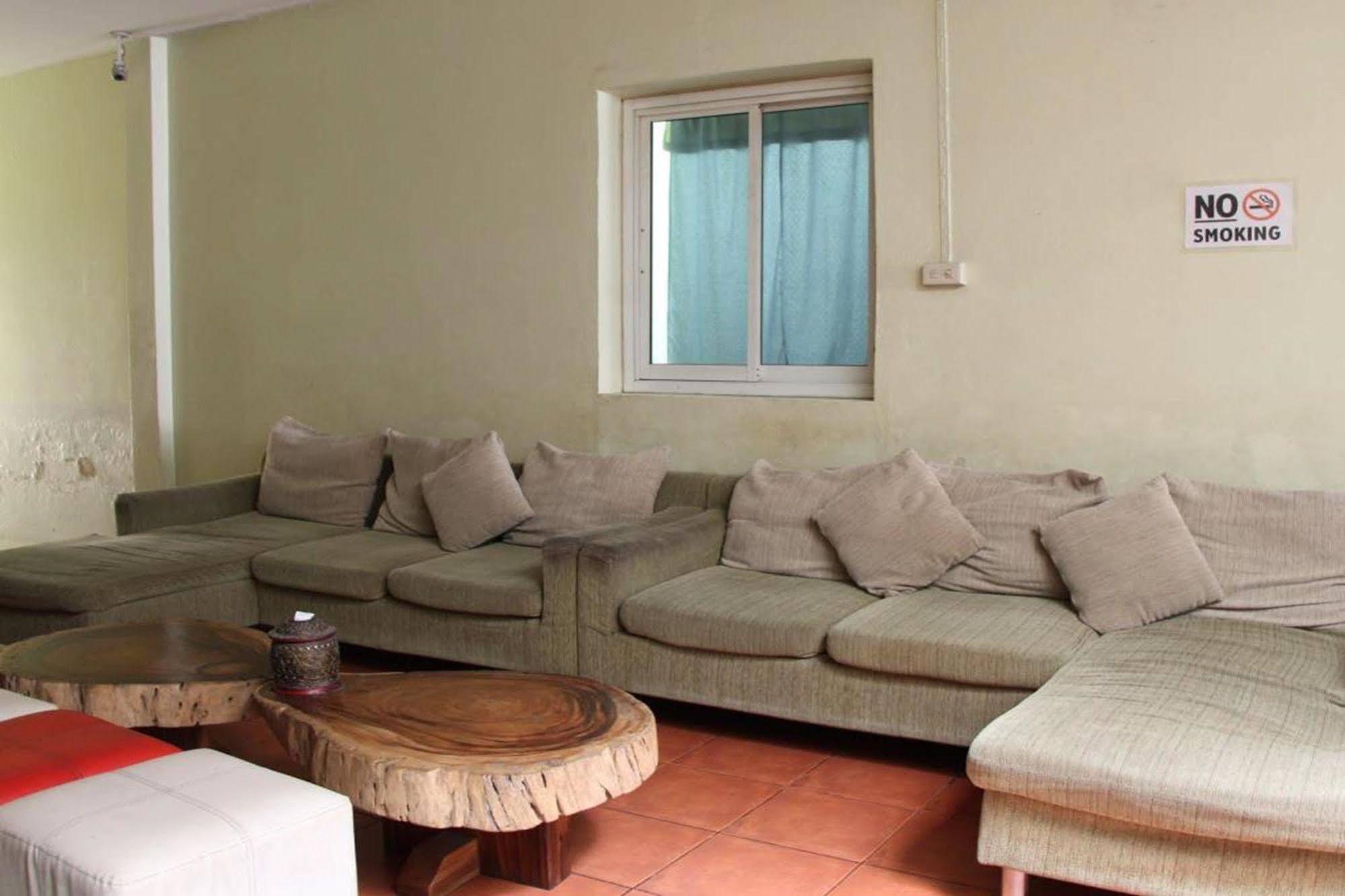Oyo 1054 Phuket Backpacker Hostel Exterior foto